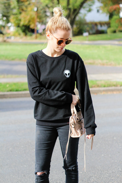 Black-topshop-jeans-light-pink-balenciaga-bag-light-pink-make-me-chic-heels