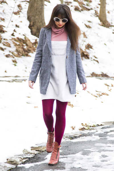 Ivory-vintage-dress-maroon-vivid-bright-we-love-colors-tights